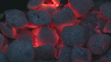 红色的热闷烧煤烧烤烧烤